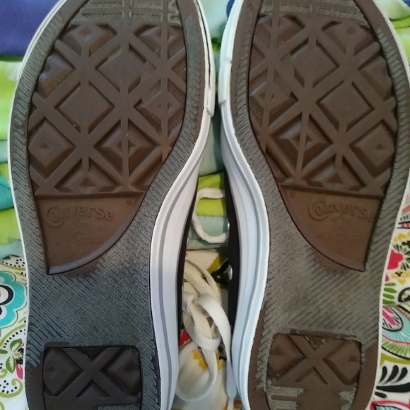 Women's size 7 Converse All Stars low top sneaker. - Picture 2 of 8